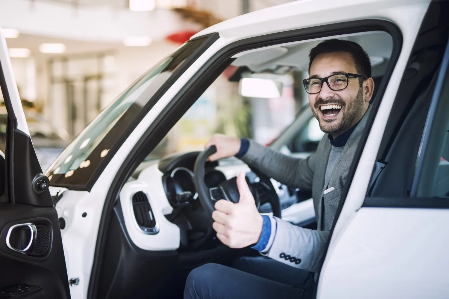 Chauffeur VTC souriant, assuré par VTC Protect